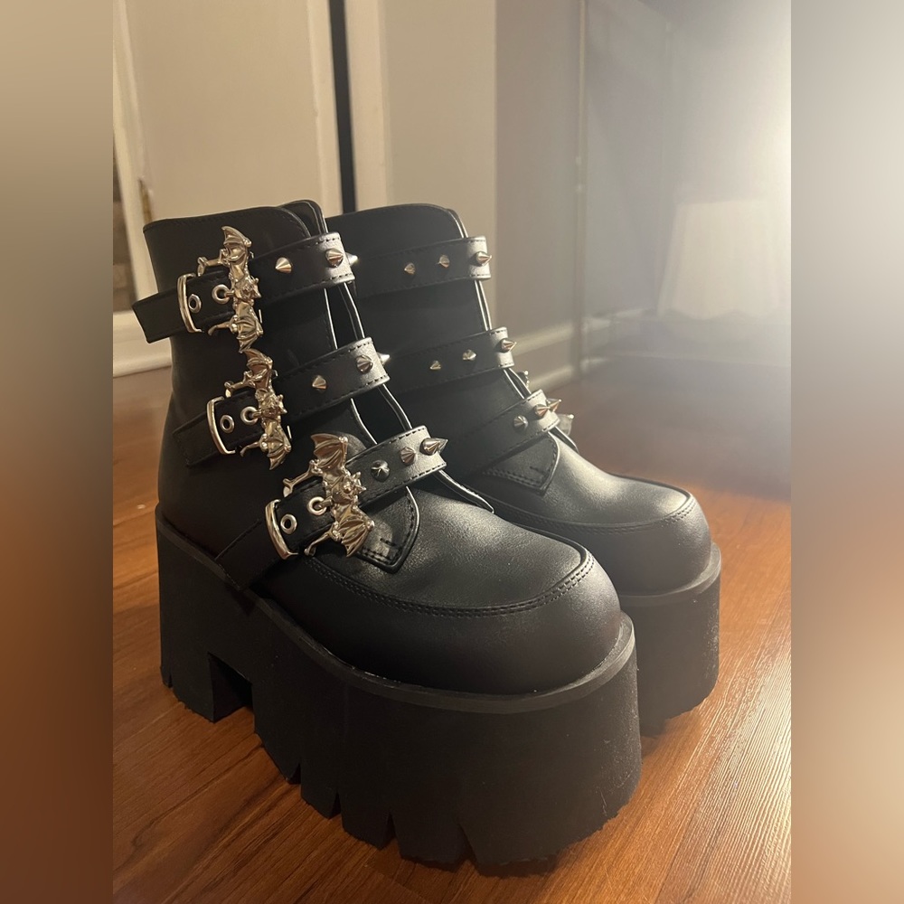 like new demonia ashes-55 boots size 8!